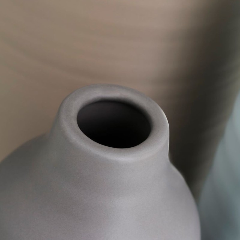 Jarrón gris cerámica 30 cms